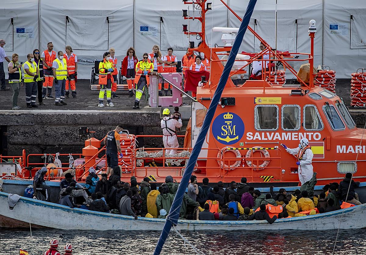 Un cayuco a su llegada al puerto de La Restinga, en El Hierro, en una imagen de archivo.