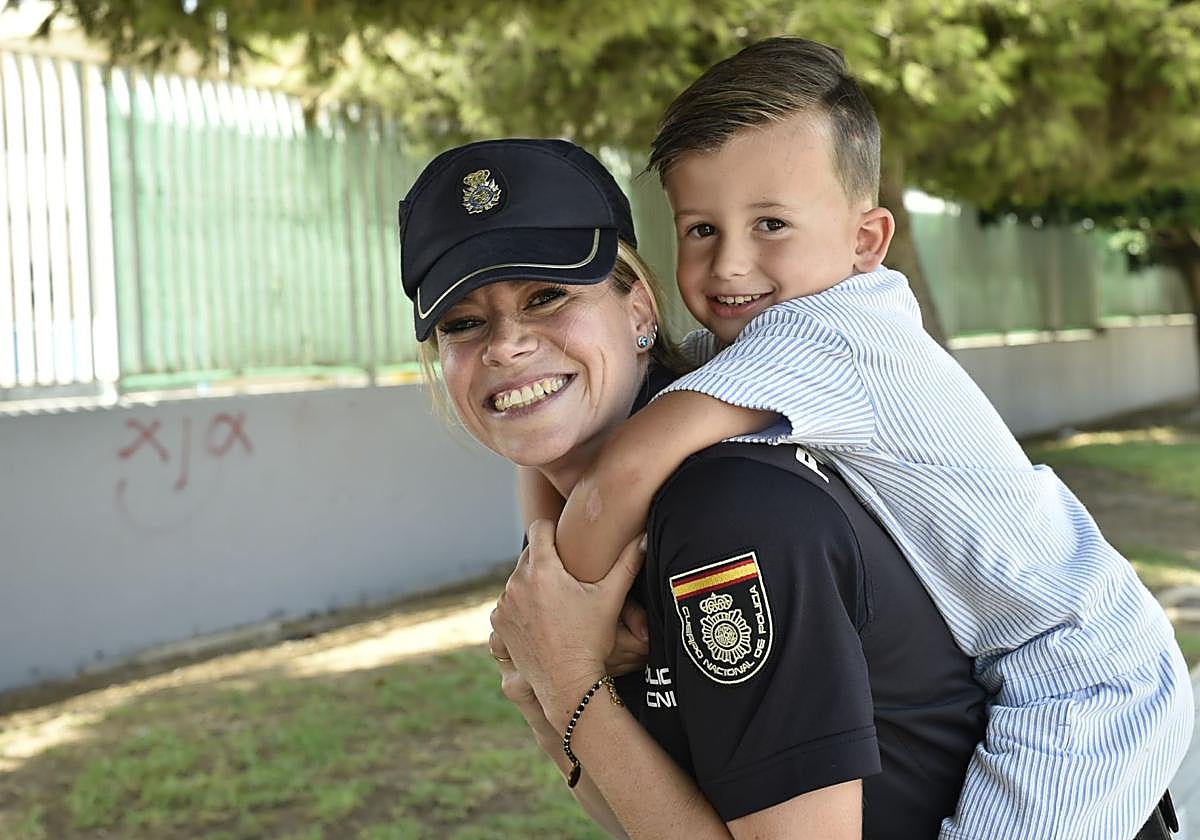 La policía nacional Brígida junto al pequeño Revy, de 5 años, tres días después de recibir el alta médica, en San Pedro del Pinatar.