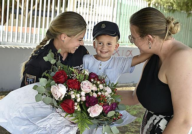 Familiares del menor, con regalos para la agente.