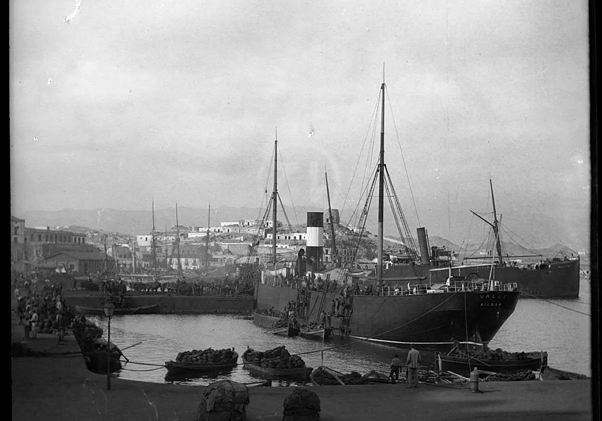 Barco mercante 'Valle', matriculado en Bilbao, en Águilas (c. 1903).