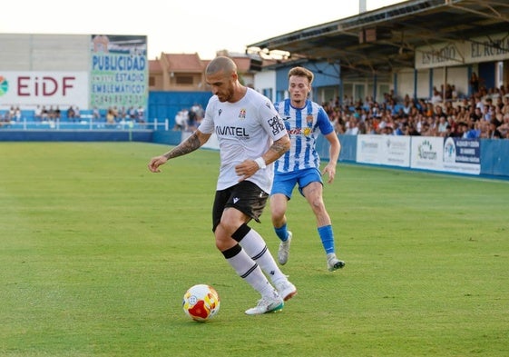 Fran Vélez, con la marca turística en la manga izquierda.