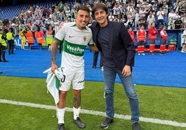 Paco Martínez, con Nico Fernández, tras subir con en Elche.