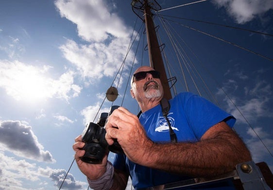 El patrón de marina mercante Antonio Méndez vigila los mares para mostrar a los visitantes todos los cetáceos que frecuentan el Golfo de Mazarrón desde su barco 'Karyam'.