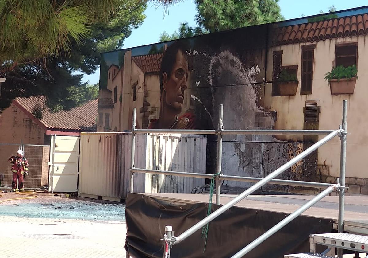 Efectivos de bomberos, junto al contenedor afectado por el fuego en Canteras este lunes.