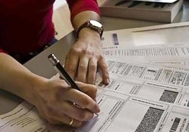 Una persona revisa unos documentos, en una imagen de archivo.