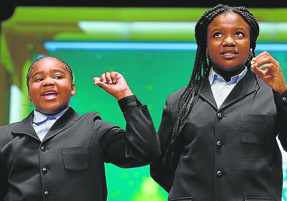 Dos niñas de San Ildefonso cantan los números premiados de la Lotería de Navidad.