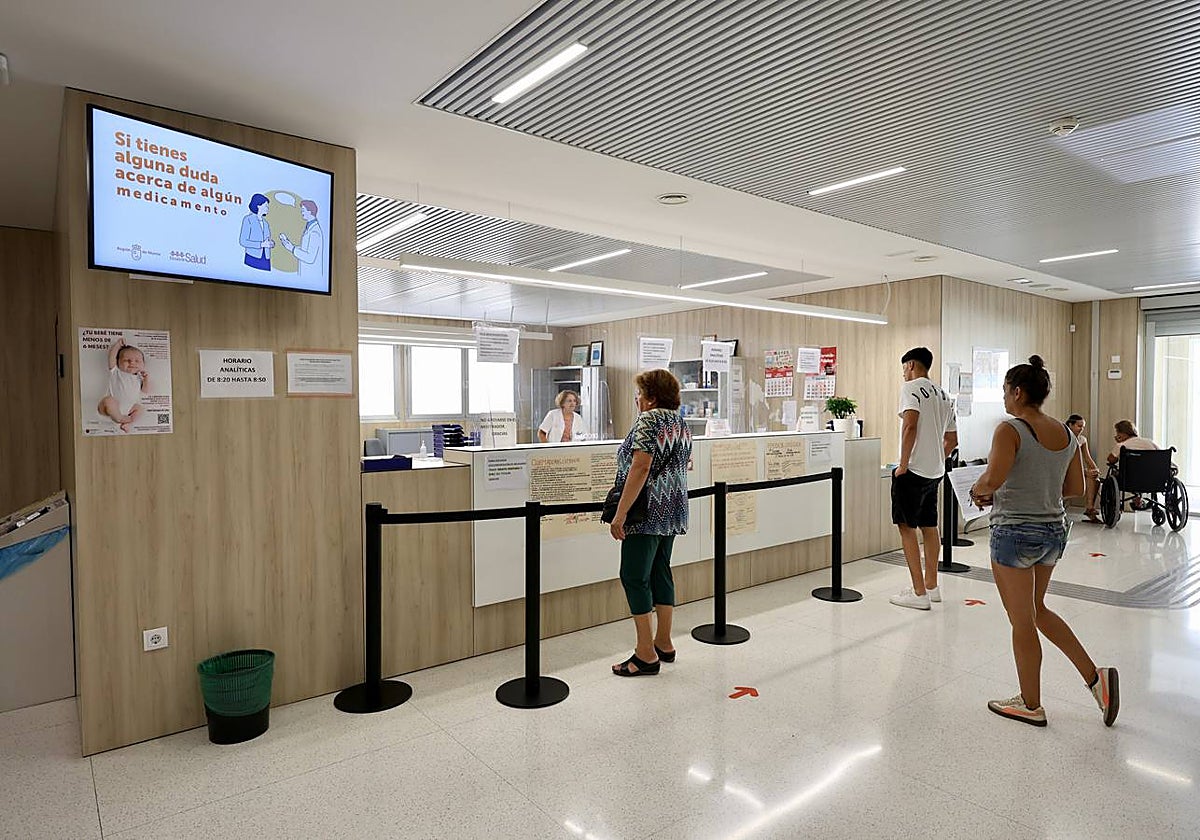 Pacientes aguardan para ser atendidos en un centro de salud, este verano.