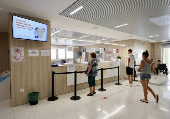 Pacientes aguardan para ser atendidos en un centro de salud, este verano.