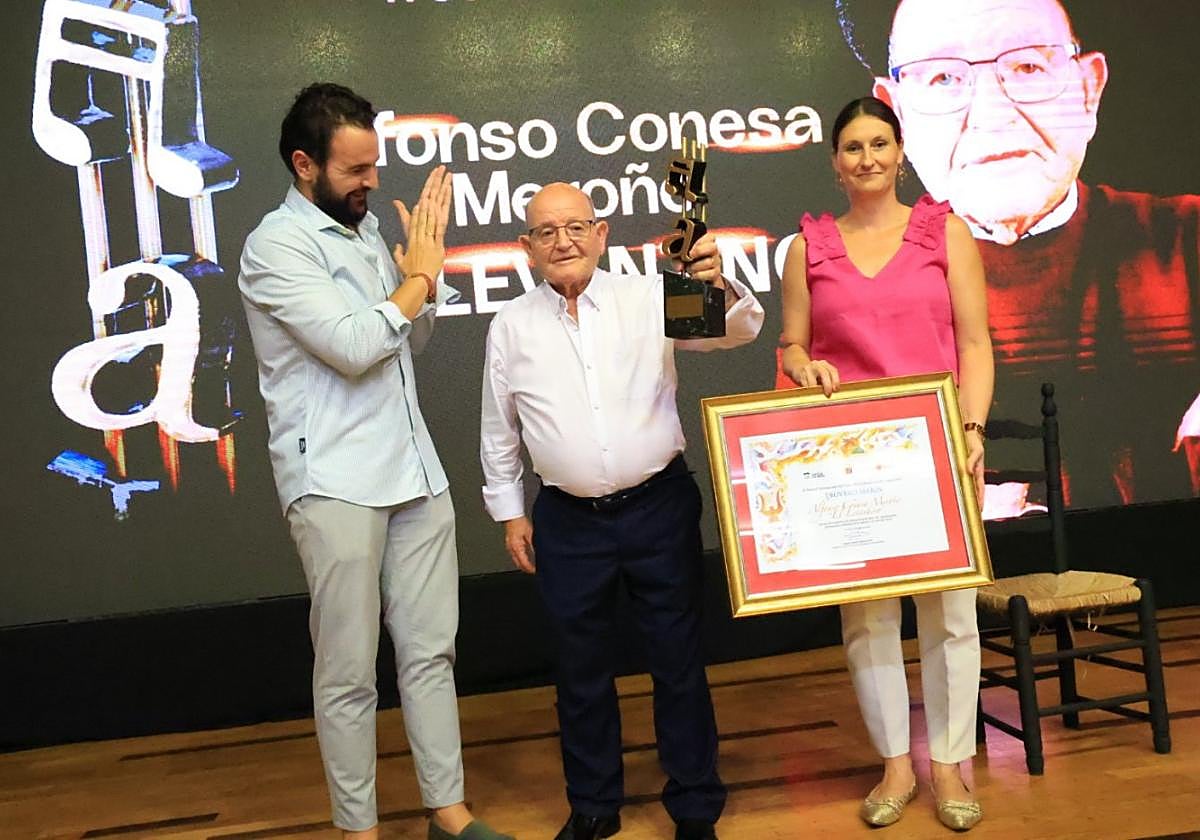 Entrega del galardón 'Trovero Marín' al cantaor del trovo más longevo que sigue con vida, Alfonso 'El Levantino', en el centro, junto a Joaquín Zapata.