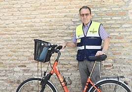 Usuario de la bicicleta. José Morales, con el vehículo más limpio y ecológico para moverse por la ciudad.