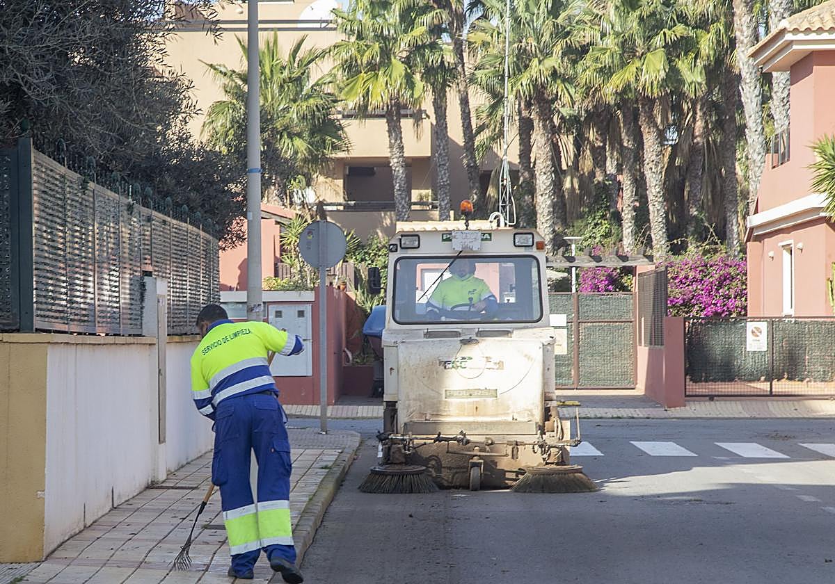 Empleados de FCC en Cartagena, en una imagen de archivo.