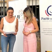 Las ediles de Mujer y Sanidad, María de las Huertas García y Belén Díaz, en el CAVI de Lorca este martes.
