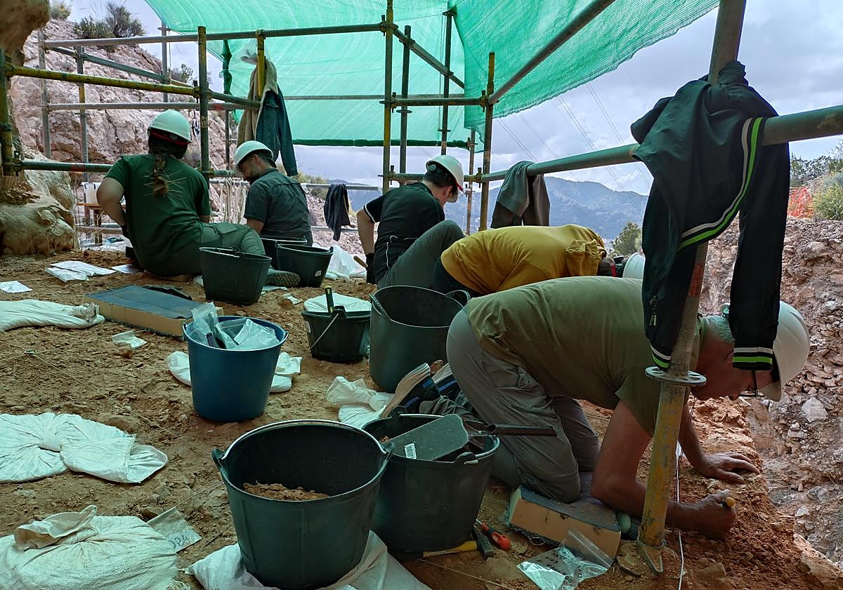 Imagen principal - Los arqueólogos excavan en el yacimiento de Quibas.