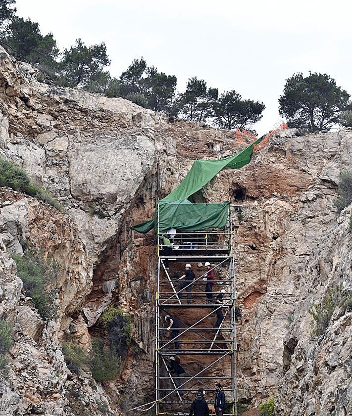 Imagen secundaria 2 - Los arqueólogos excavan en el yacimiento de Quibas.