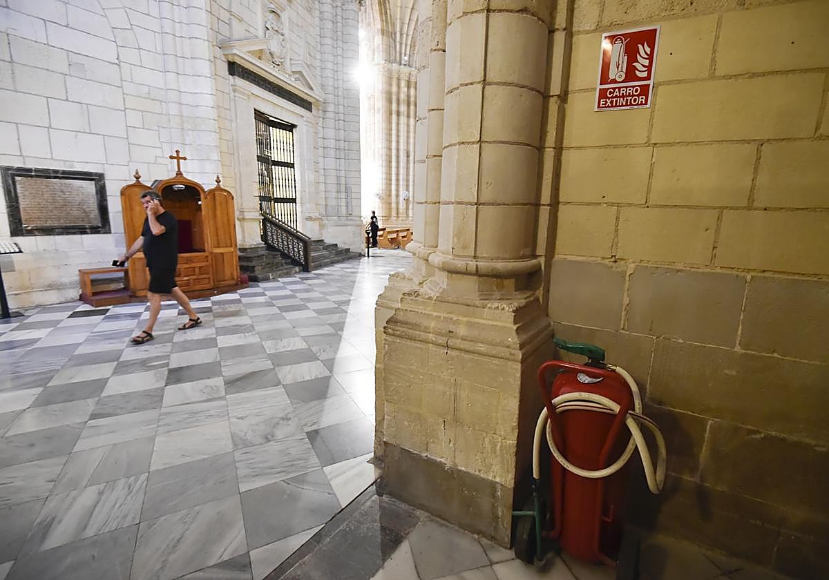 Imagen de uno de los extintores ubicados en el interior del templo para reaccionar de forma rápida ante un fuego.