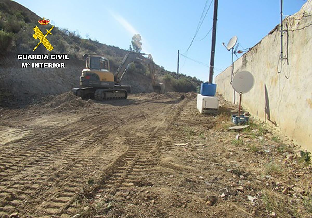 Imagen principal - Seis vecinos de Mazarrón, investigados por hacer obras en terreno protegido