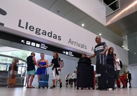 Viajeros llegan al aeropuerto de Corvera en una imagen de archivo.