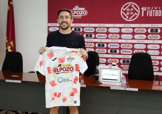Dener, este martes, en su presentación como jugador de ElPozo.