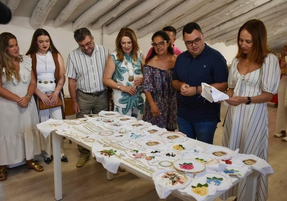 Los bordados realizados en la última actividad de formación, ayer.
