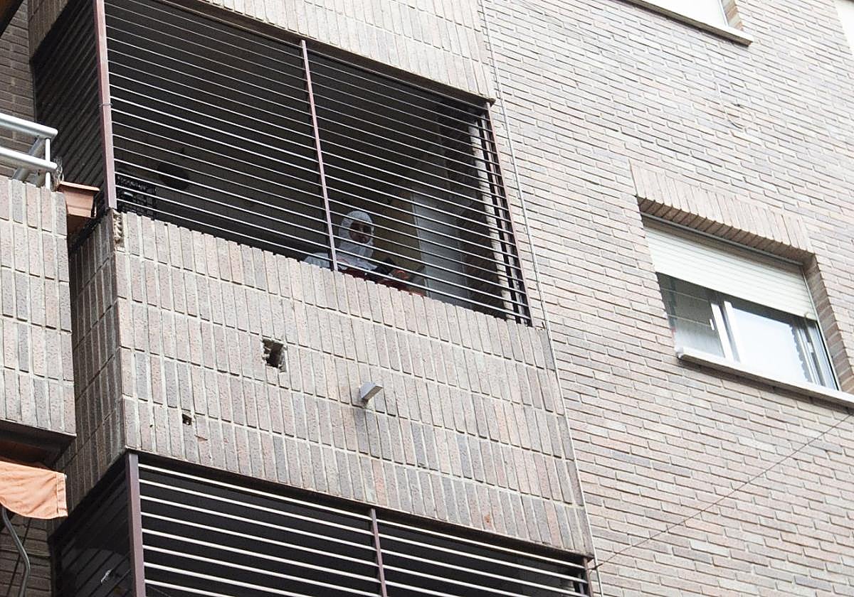 Un agente de Criminalística de la Guardia Civil inspecciona el piso donde se halló el cadáver.