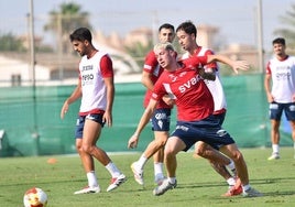 Toral, en primer plano, pelea por un balón con Palmberg, en el entrenamiento del Murcia en Pinatar Arena el pasado martes.