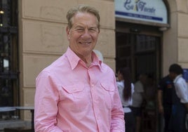 Michael Portillo sonríe antes de la entrevista a las puertas de la Bodega La Fuente, en Cartagena.