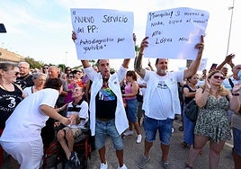 Los vecinos, este miércoles, durante la protesta en Los Alcázares.
