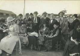 Álbumes. Los veranos de la familia Robinson Lizana y de Julio Lizana nadan entre Portmán, Cartagena y Los Nietos