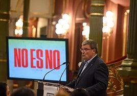 El alcalde de Bilbao, Juan Mari Aburto, en la presentación de la estrategia contra agresiones de las fiestas de la ciudad.