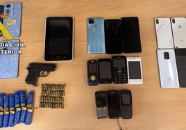 Imagen de los objetos incautados en el registro.