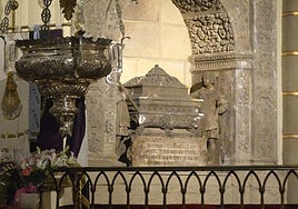 Sepulcro de Alfonso X, en la capilla mayor de la Catedral.