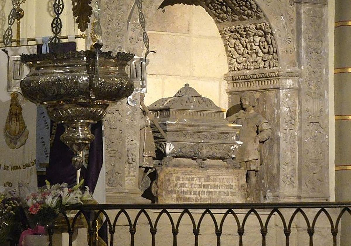 Sepulcro de Alfonso X, en la capilla mayor de la Catedral.