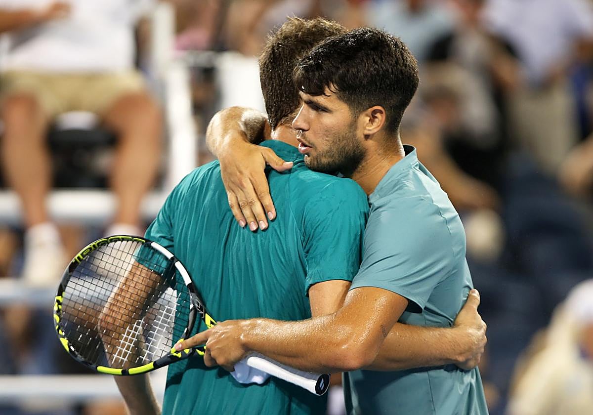Carlos Alcaraz abraza a Luca Nardi al finalizar el encuentro.