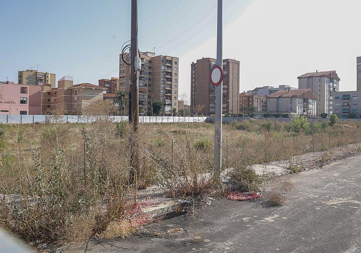 Estado actual del solar donde se encontraba la antigua casa cuartel de la Guardia Civil de Cartagena, tras su demolición.