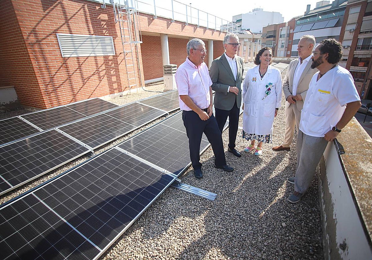El consejero de Salud, Juan José Pedreño, este jueves en la azotea del centro de salud de El Carmen, junto a las placas solares instaladas.
