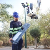 Dos ténicos con las nuevas farolas solares.