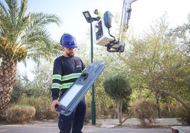 Dos ténicos con las nuevas farolas solares.