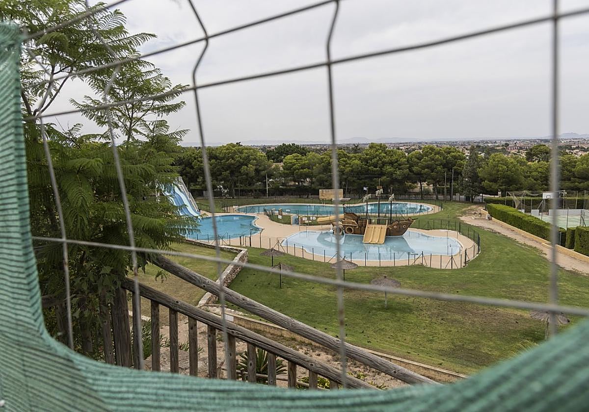 Las piscinas del parque de Tentegorra cerradas y valladas perimetralmente en una fotografía de este miércoles.