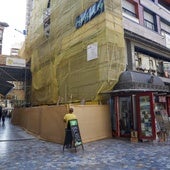 El andamio cubre ahora la parte del edificio que da a la calle Honda.