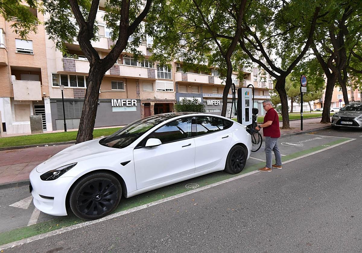 El presidente de Acmeis, David García, con el coche eléctrico para el que pidió la ayuda del Moves III, concedida desde hace un mes pero que aún no ha cobrado.
