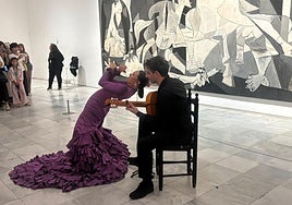 Ofelia Márquez (baile) y el murciano Raúl Corredor López (guitarra) en la sala del 'Guernica' del Museo Reina Sofía esta semana.
