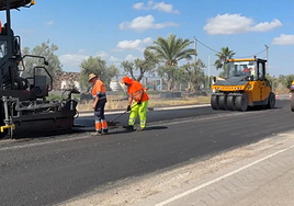 Tres operarios, durante las obras de renovación del asfaltado en la avenida Adolfo Suárez.