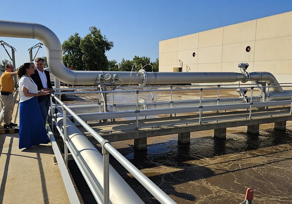 Sara Rubira, durante su visita a las instalaciones de la Edar.