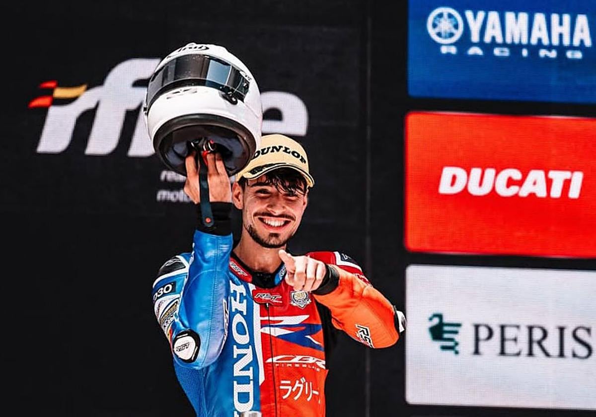 Borja Gómez, en lo más alto del podio del circuito Motorland Aragón, en una de las carreras del pasado año