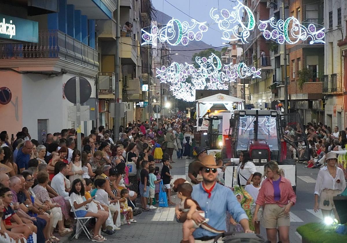 El público abarrota las calles para disfrutar de las cabalgatas del vino, como la Cabalgata Infantil.