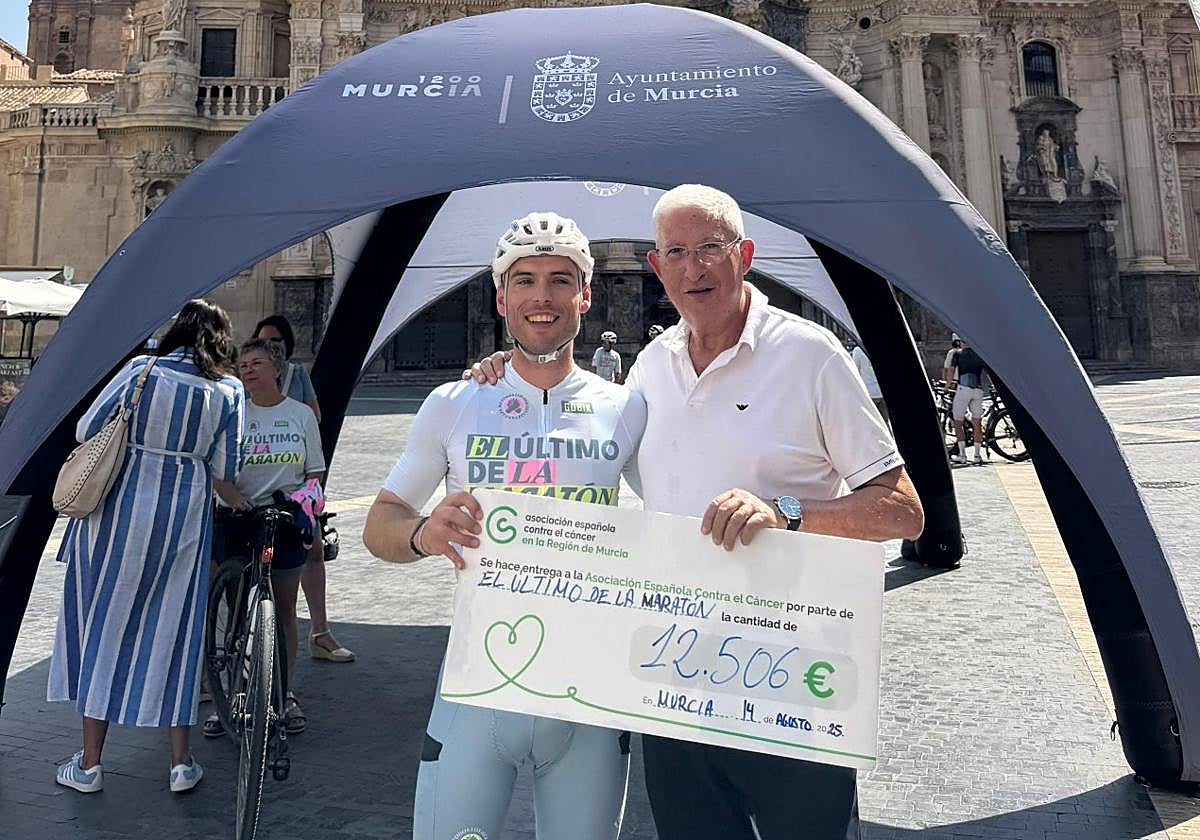 Gabriel García y Manuel Molina Boix, de la AECC, en Murcia.