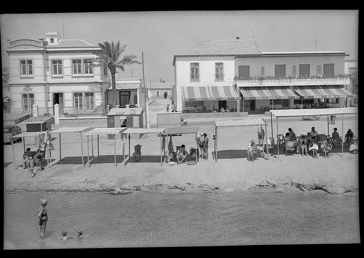 Imagen secundaria 1 - 1. Puerto de Mazarrón. Detalle del proyecto para instalación y ampliación del Camping Playa de Mazarrón (en 1983). 2. San Pedro del Pinatar. Vista de la playa y el Hotel Neptuno, incluida en la serie de postales 'Costa de la Luz' (c. 1965). 3. San Javier. Hotel Los Arcos, en Santiago de la Ribera c. 1965). 