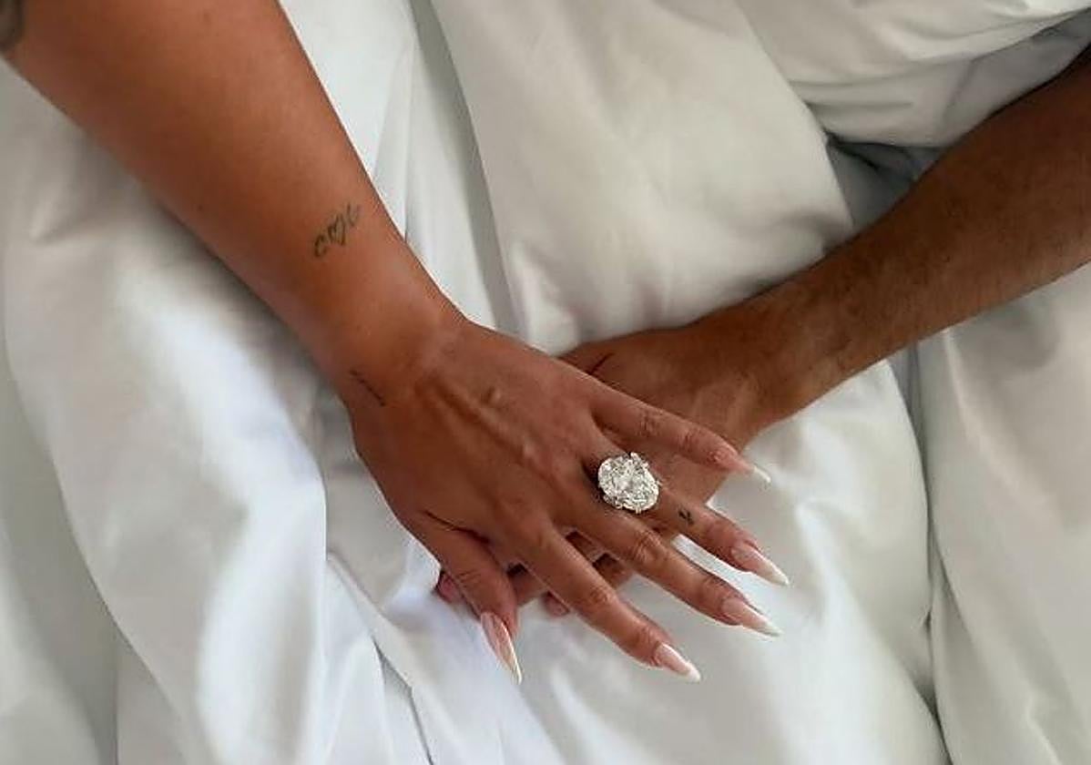 Georgina y Cristiano muestran el anillo que este le ha regalado a su pareja.