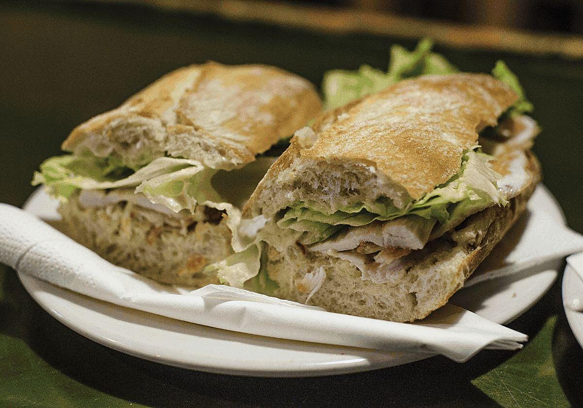 Un hombre se atraganta al comer un bocadillo en San Javier.
