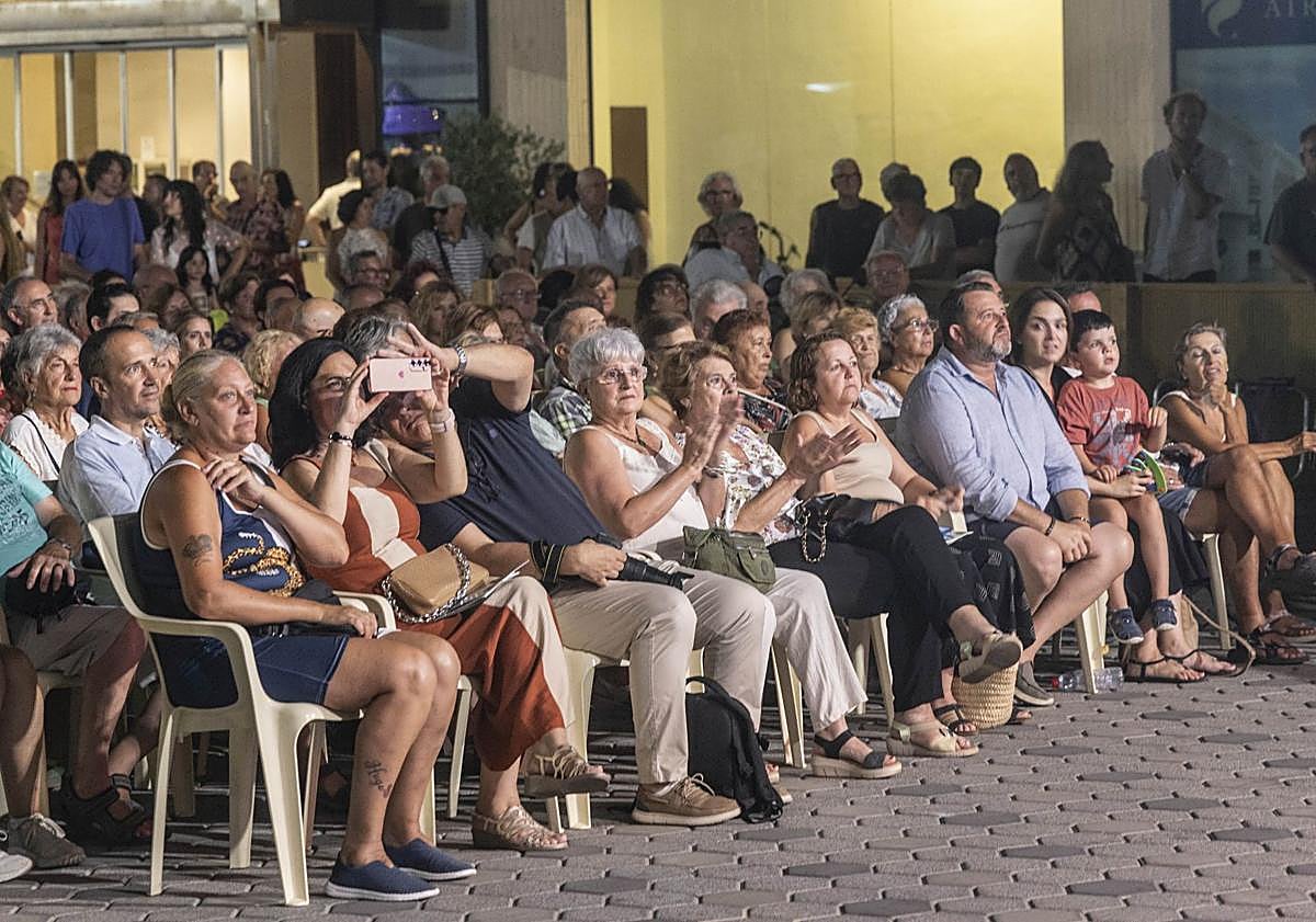 Imagen principal - Puebla destaca el papel de Los Alcázares como «cuna de tradiciones» en el pregón de la Semana de la Huerta y el Mar